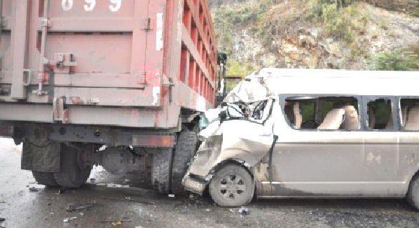 Bignona : 2 morts après une collision entre un camion rempli de bois et un minibus
