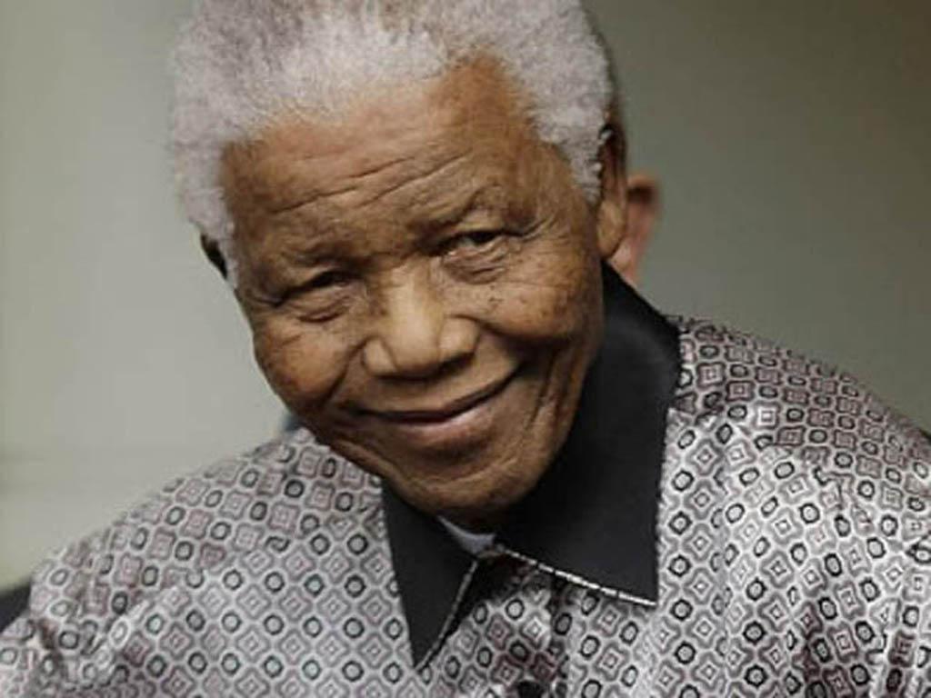 Hommages et recueillement autour de la dépouille de Nelson Mandela mis en terre dimanche 15 décembre à Qunu, le village de ses ancêtres. AFP PHOTO / KENZO TRIBOUILLARD