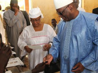 Le président malien Ibrahim Boubacar Keïta, dimanche 15 décembre 2013, au moment du vote pour le second tour des législatives. AFP PHOTO / HABIBOU KOUYATE