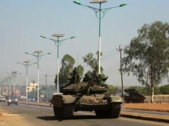 Char en patrouille sur une artère de Juba, le 16 décembre 2013. REUTERS/Hakim George