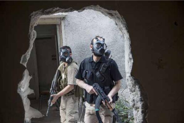Laurent Van der Stockt a reçu le Visa d'or pour son travail sur la Syrie. Ici des combattants de l'ASL se protégeant des gaz toxiques des forces gouvernementales syriennes, dans le quartier de Jobar, à Damas, le 13 avril 2013. Laurent Van der Stockt/Reportages by Getty Images pour Le Monde
