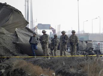 Des soldats américains membres de l'ISAF inspectent les lieux d'un attentat à la voiture piégée, le 11 décembre 2013, à Kaboul. REUTERS/Omar Sobhani
