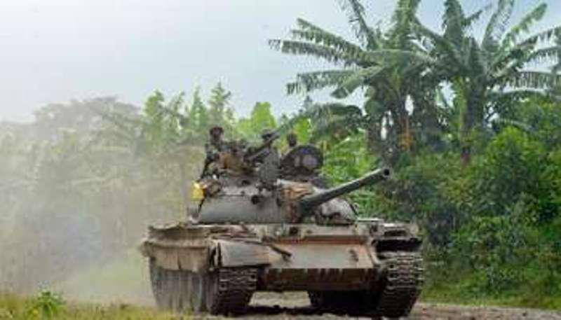 Un blindé des FARDC, près de la frontière avec l'Ouganda, le 31 octobre 2013. © Junior D. Kannah