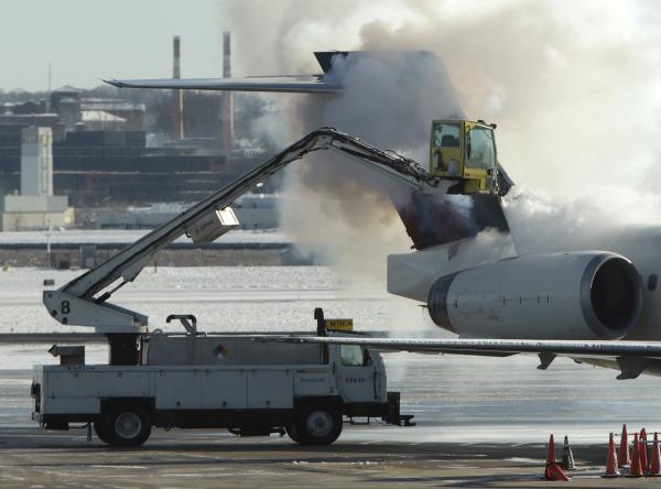 Si les pistes sont praticables, il arrive que ce soit les avions qu'il faille dégivrer comme ici sur l'aéroport de Washington. REUTERS/Gary Cameron