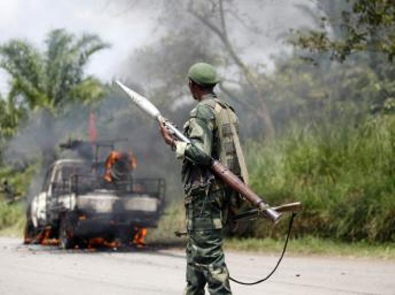 Un soldat congolais de la FARDC, près du village de Mazizi, le 2 janvier 2014. REUTERS/Kenny Katombe
