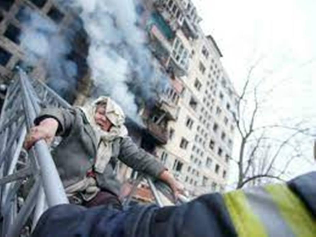 Guerre en Ukraine: un immeuble résidentiel bombardé à Kiev, un nouveau cycle de négociations attendu