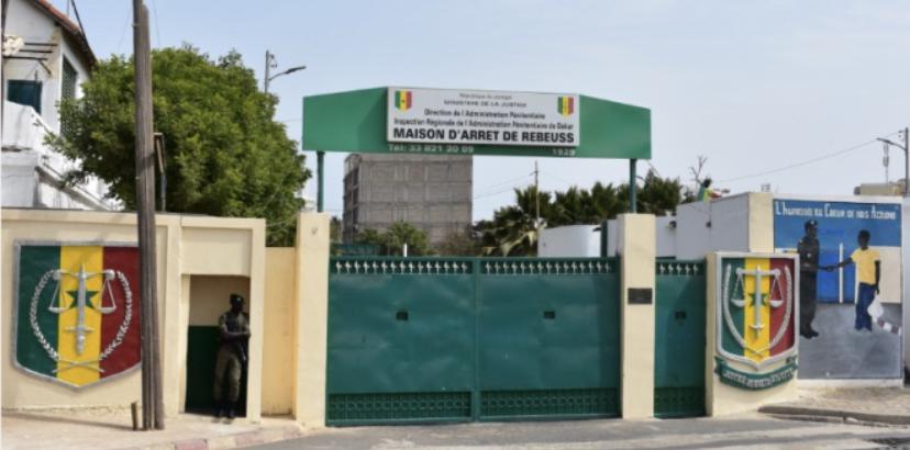 Rebeuss: deux détenus se font livrer du « yamba » dans des plats