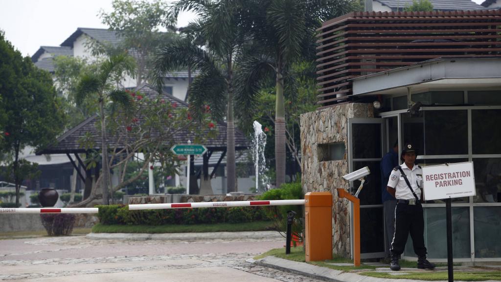Selon des journalistes malaisiens, le domicile du commandant du vol MH370, Zaharie Ahmad Sha, 53 ans, a été perquisitionné samedi, pendant plus de deux heures, par la police. Kuala Lumpur, le 15 mars 2014.