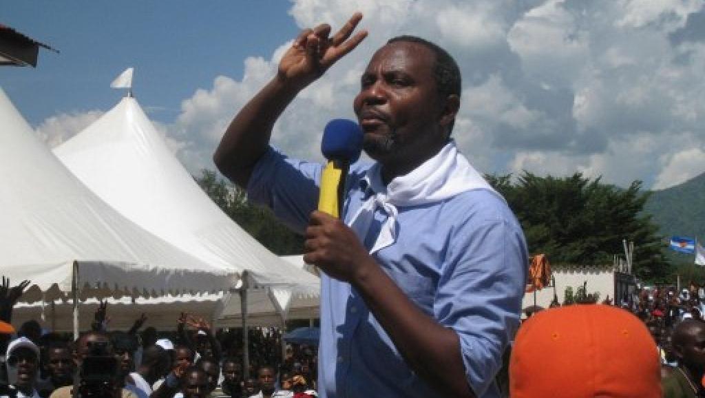 Burundi : le Mouvement pour la Solidarité et la Démocratie (MSD), dont le leader Alexis Sinduhije (ici en photo) est aujourd'hui en fuite, vient de voir ses activités suspendues par le gouvernement. AFP PHOTO/Esdras Ndikumana