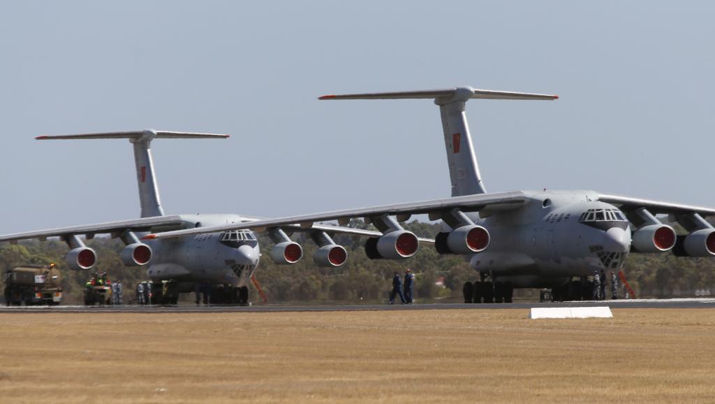 Deux appareils Il-76 de l'armée de l'air chinoise sur une base australienne de la RAAF non loin de Perth, le 23 mars 2014.