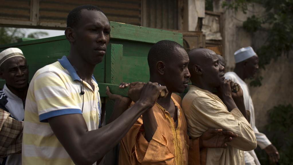 Des hommes transportent le cercueil de l'une des victimes des violences au PK5, un qurtier musulman de Bangui, le 23 mars 2014.