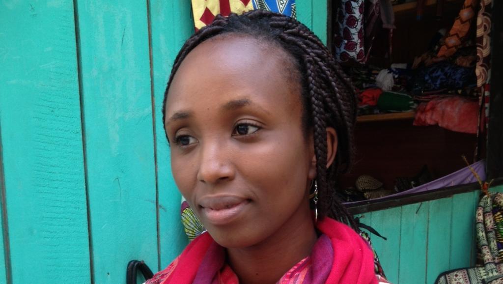 Elise Rida Musomandera, avec l'aide de deux amies françaises, vient d’achever Le livre d’Elise, dans lequel elle décrit son mal être de rescapée. RFI/Nicolas Champeaux