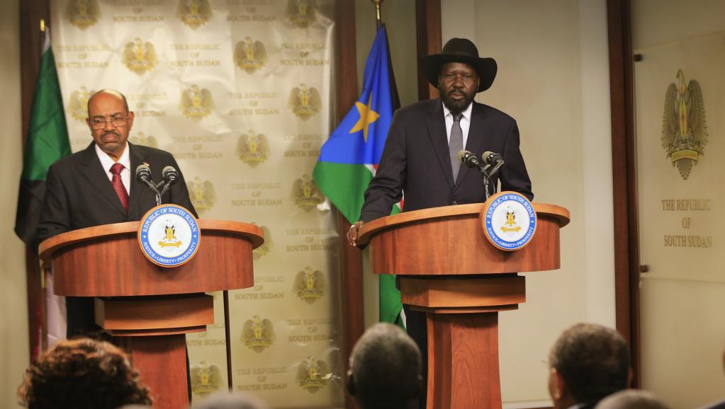 Le président du Soudan du Sud Salva Kiir avec son homologue soudanais Omar el-Béchir ce 6 janvier à Juba. REUTERS/James Akena