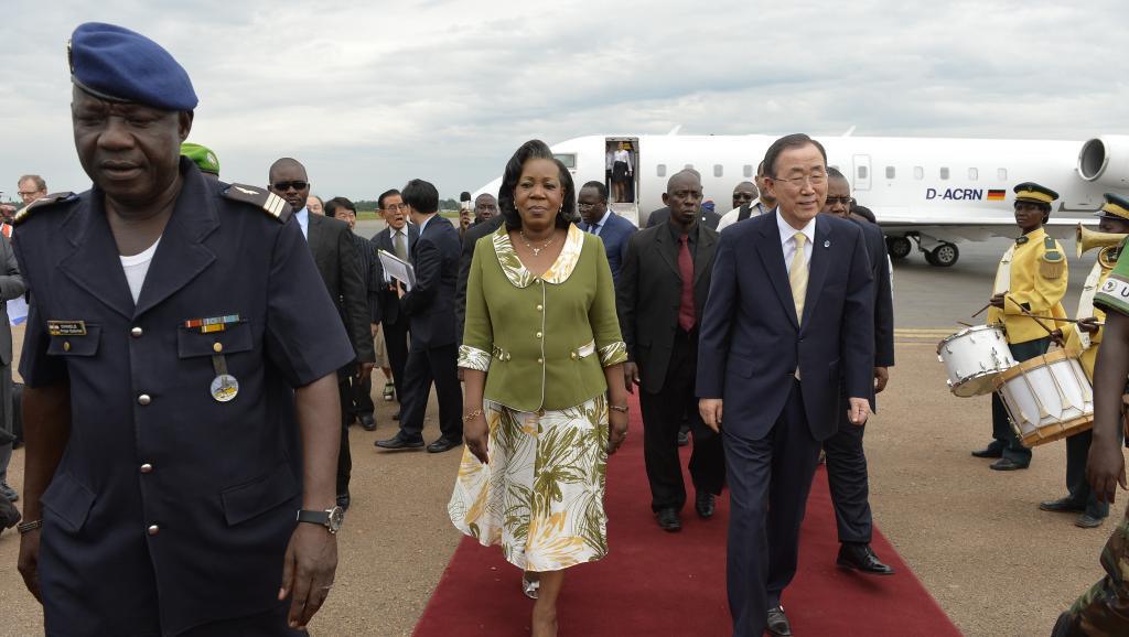 La présidente centrafricaine de la transition Catherine Samba-Panza accueille le secrétaire général des Nations unies Ban Ki-moon à l'aéroport de Bangui, le 5 avril 2014. PHOTO/MIGUEL MEDINA