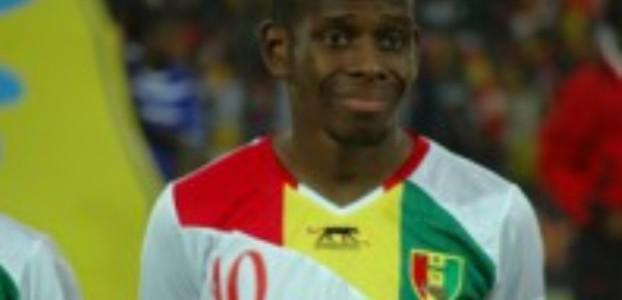 Lutte contre la fièvre hémorragique : l’international guinéen Ibrahima Traoré fait un don symbolique