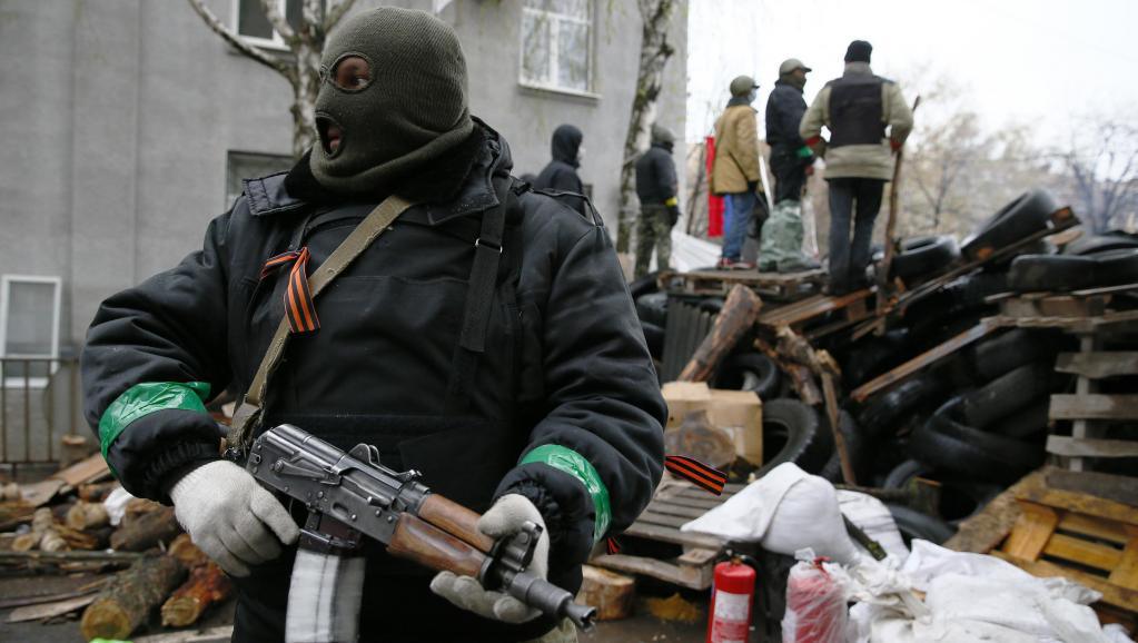 Un homme armé devant le siège de la police à Slaviansk, le 13 avril 2014.