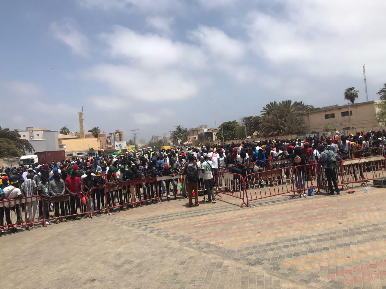 DIRECT Place de la Nation: Ousmane Sonko, accompagné d'une immense foule est arrivé à la place de la Nation