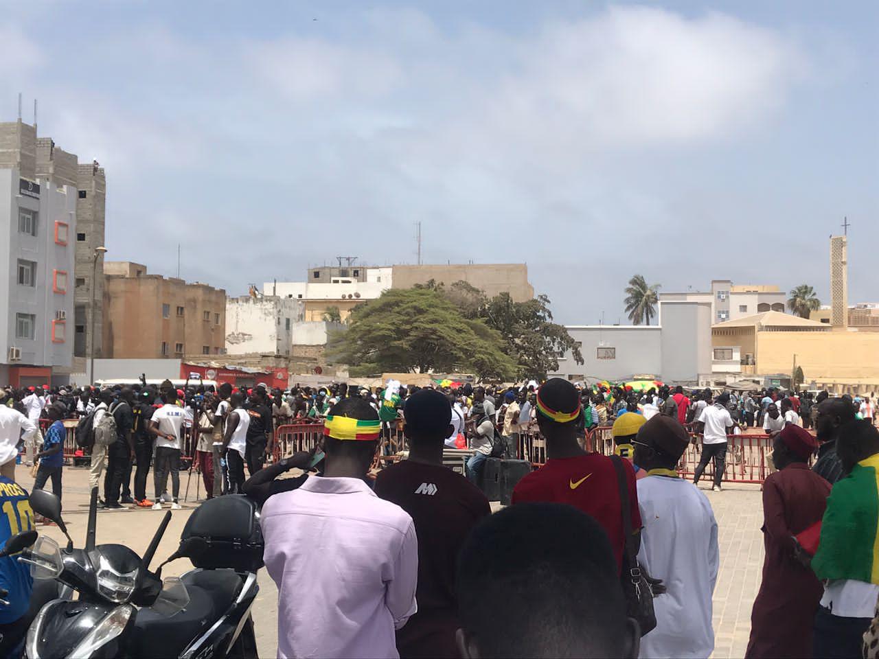 DIRECT Place de la Nation: Ousmane Sonko, accompagné d'une immense foule est arrivé à la place de la Nation