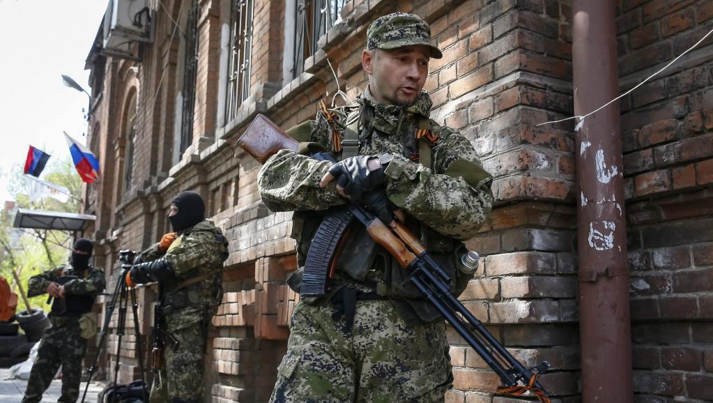 Des insurgés, arborant le ruban orange et noir de Saint-Georges, symbole des partisans de la Russie. A Slaviansk, le 21 avril 2014.