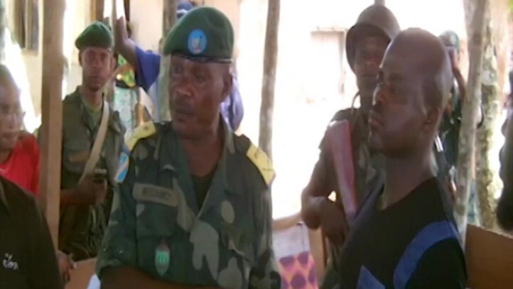 Capture d'écran de la vidéo montrant Morgan (à droite) au millieu des FARDC.