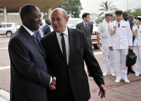 Le président ivoirien Alassane Ouattara (à g.) et le ministre français de la Défense, Jean-Yves Le Drian, le 9 mai à Abidjan. AFP PHOTO/ SIA KAMBOU
