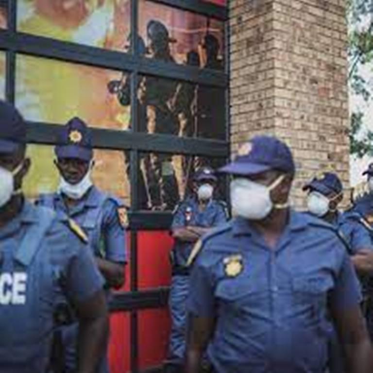 Des policiers sud-africains arrêtés après la mort d'un prisonnier pendant le confinement