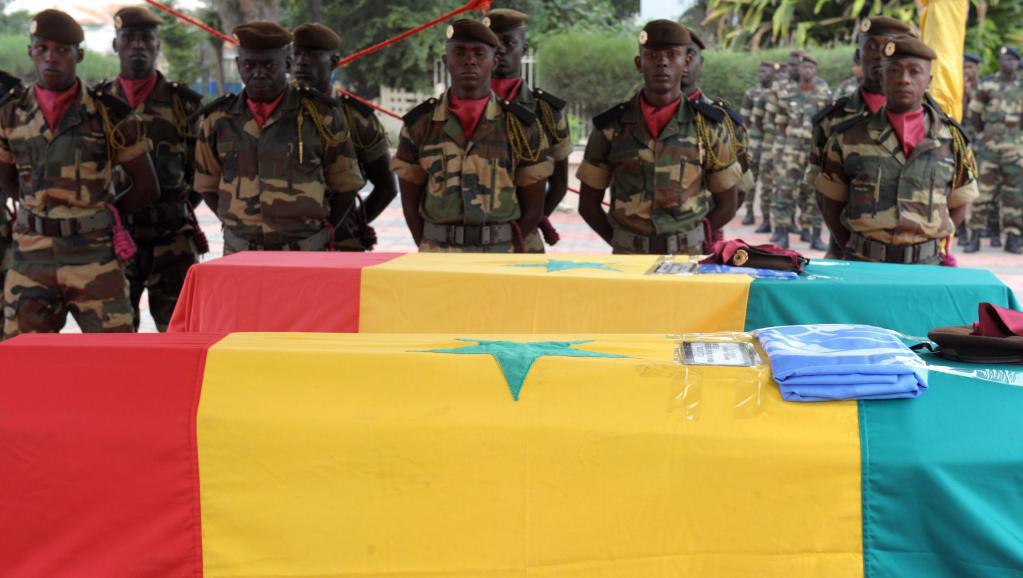 Des soldats sénégalais rendent hommage, à Dakar, à deux de leurs compatriotes, tués dans un attentat à Kidal le 14 décembre dernier. «Mortalla», arrêté par les militaire français, est soupçonné d'être impliqué dans cet attentat.