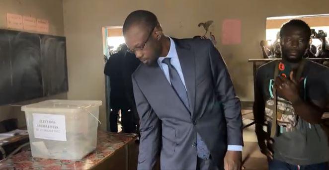 #Législatives2022 Ziguinchor: Sonko vote sous la pluie, déplore une très faible affluence de 10 à 12% et appelle les citoyens à aller voter
