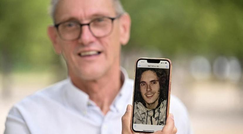 Paul Raoult, le père de Sébastien Raoult, montre une photo de son fils, le 1er août 2022 à Epinal. © JEAN-CHRISTOPHE VERHAEGEN / AFP