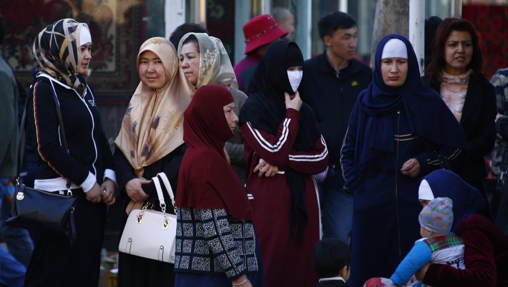 Des femmes ouïghoures à la gare de Urumqi, capitale du Xinjiang, le 1er mai dernier, au lendemain d'une précédente attaque.