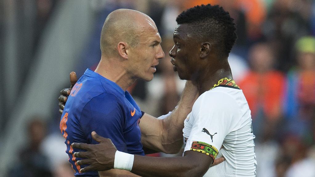 Arjen Robben s'est emporté après un tacle par derrière dangereux de Rashid Sumaila. REUTERS/Toussaint Kluiters/United Photos