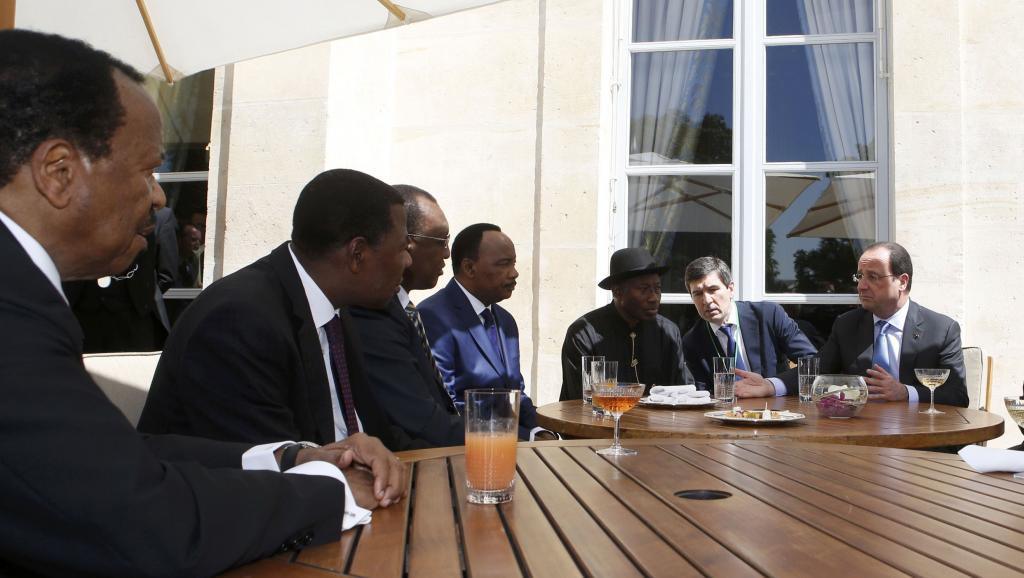 Les chefs d'État des pays menacés par Boko Haram, au premier rang desquels le Camerounais Paul Biya (G), lors du sommet de l'Elysée, le 17 mai 2014. REUTERS/Gonzalo Fuentes