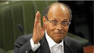 Moncef Marzouki, ancien militant des droits de l'homme et opposant à l'ex-homme fort tunisien Ben Ali, est souvent tourné en dérision pour son refus du porter la cravate ou ses réactions parfois impulsives.