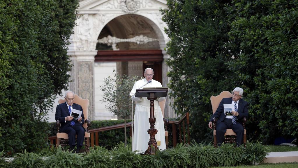 Le pape François (C), les présidents israélien Shimon Peres (G) et palestinien Mahmoud Abbas, dans les jardins du Vatican, le 8 juin 2014.
