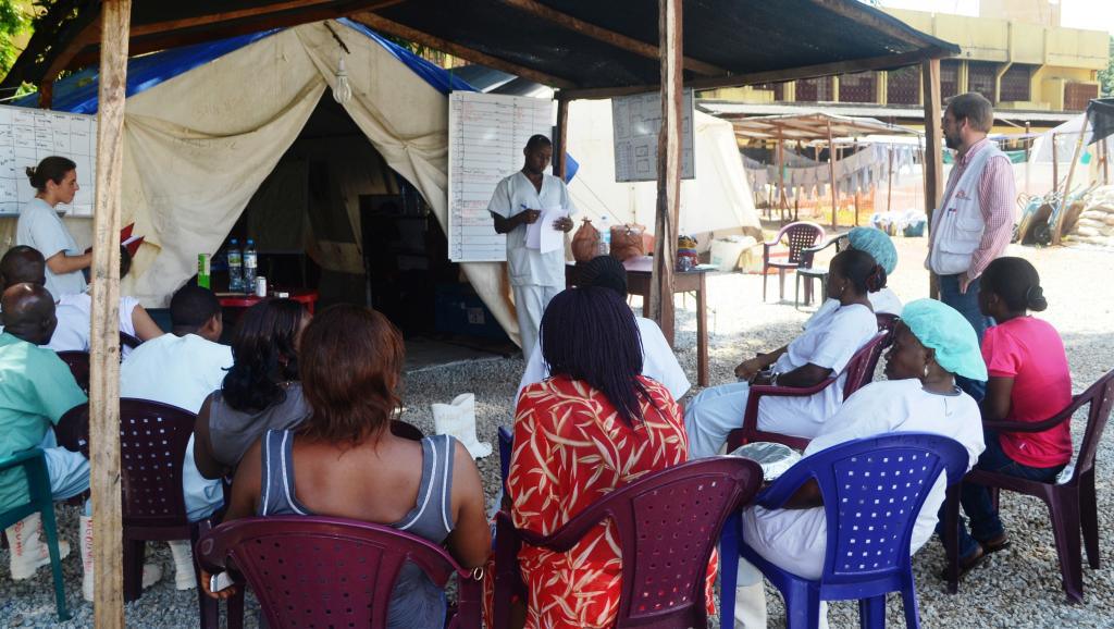 Une réunion sur Ebola avant une intervention à l'hôpital Donka de Conakry, Guinée, le 28 juin 2014. AFP PHOTO / CELLOU BINANI
