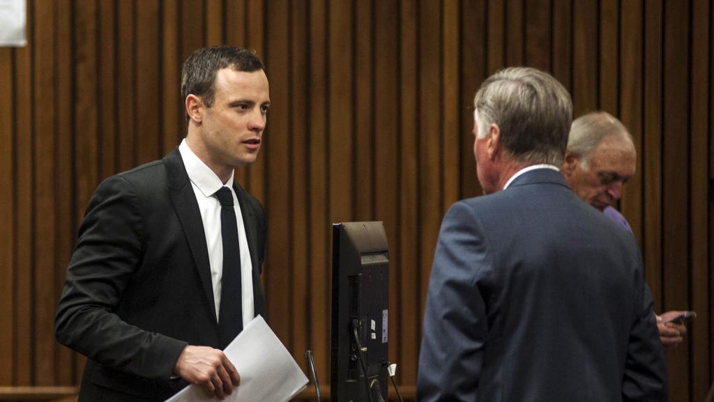 Le champion paralympique sud-africain, Oscar Pistorius (G), lundi 7 juillet, au 38e jour de son procès à Pretoria.