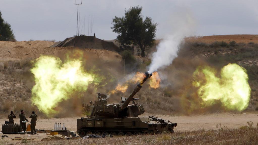 Une unité d'artillerie israélienne faisant feu sur la bande de Gaza, le 18 juillet 2014. REUTERS/Nir Elias