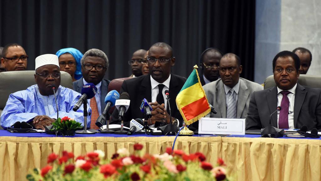 Au centre, le ministre des Affaires étrangères malien, Abdoulaye Diop lors de la première journée de négociation à Alger, le 16 juillet 2014. AFP PHOTO/FAROUK BATICHE