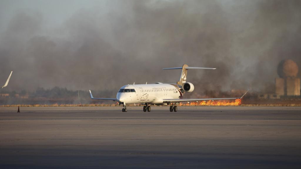 Les combats débutés, le 13 juillet 2014, se poursuivent à l'aéroport de Tripoli. Photo prise le 15 juillet 2014. REUTERS/Hani Amara