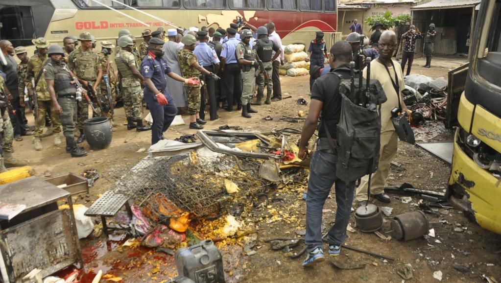 Sur le site d'un attentat à la bombe qui a fait une victime, le 24 juillet à Kano, dans le nord du Nigeria, ciblée par une nouvelle vague d'attaques attribuées à Boko Haram ce dimanche 27 juillet.