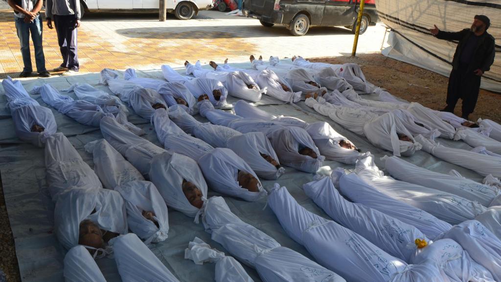 Des activistes syriens inspectent des corps de civils tués, selon eux, par des agents chimiques, le 21 août, dans la banlieue de Damas. REUTERS/Bassam Khabieh
