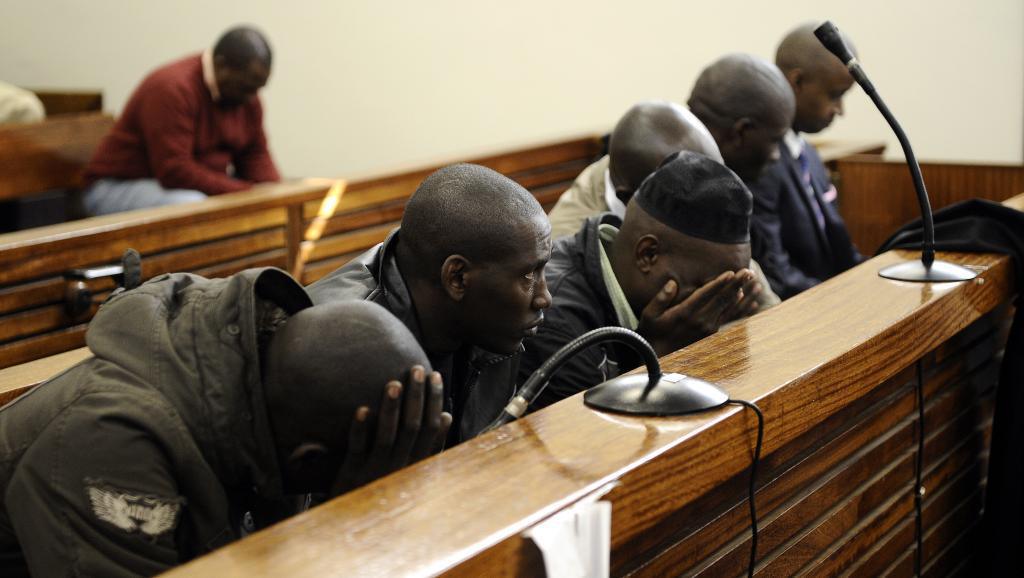 Les six personnes suspectées d'avoir tenté d'assassiner l'ex-chef d'état-major rwandais Kayumba Nyamwasa en juin 2010 (photo prise au début du procès, en 2012). AFP PHOTO / STEPHANE DE SAKUTIN