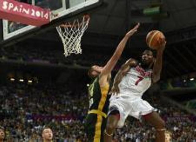 L'Américain Kenneth Faried face au Lituanien Jonas Valanciunas en demi-finale du Mondial, le 11 septembre 2014 à BarceloneL'Américain Kenneth Faried face au Lituanien Jonas Valanciunas en demi-finale du Mondial, le 11 septembre 2014 à Barcelone