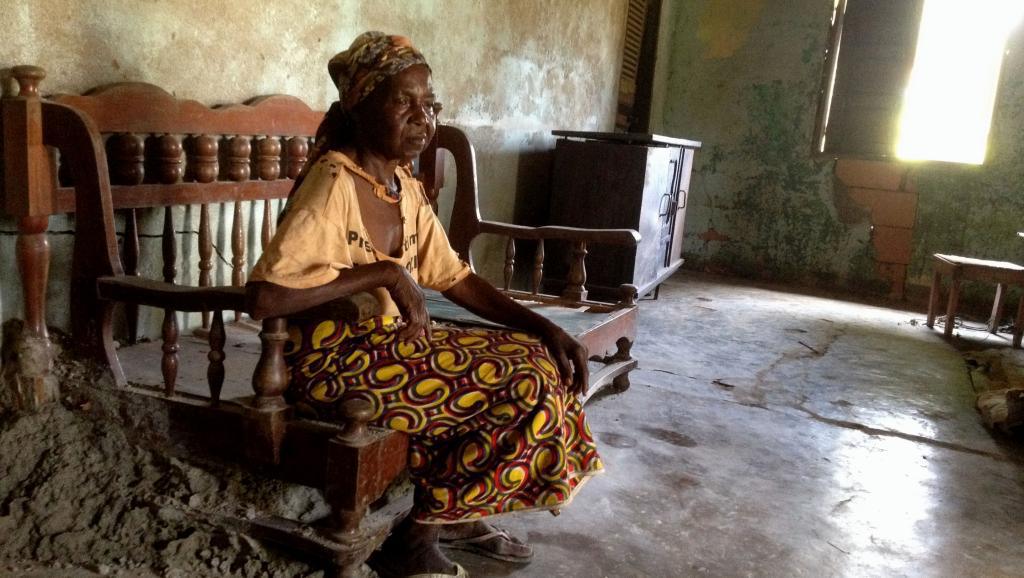 Il reste encore quelques actes de pillage isolés. Cette femme est revenue pour veiller au peu qu'il lui reste, les tôles qui sont toujours sur le toit de la maison. RFI / Laurent Correau