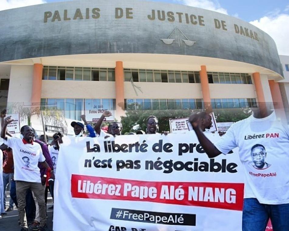 Tribunal : les 3 activistes qui scandaient "Libérez Pape Alé" devant la Primature condamnés à 2 mois de prison ferme
