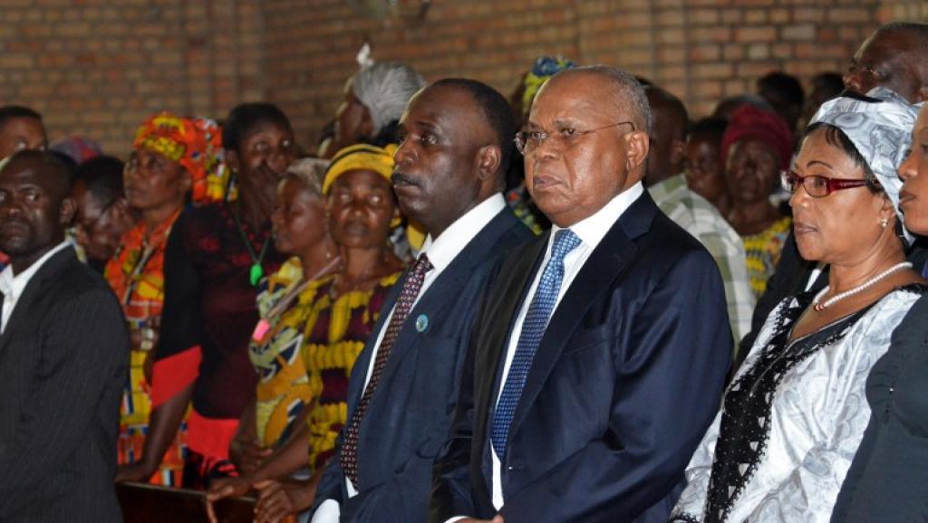 Etienne Tshisekedi (Centre D) aux côtés d'Eugène Diomi Ndongala (Centre G) à l'église Notre-Dame de Kinshasa, le 22 Juin 2012. AFP PHOTO / JUNIOR DIDI KANNAH