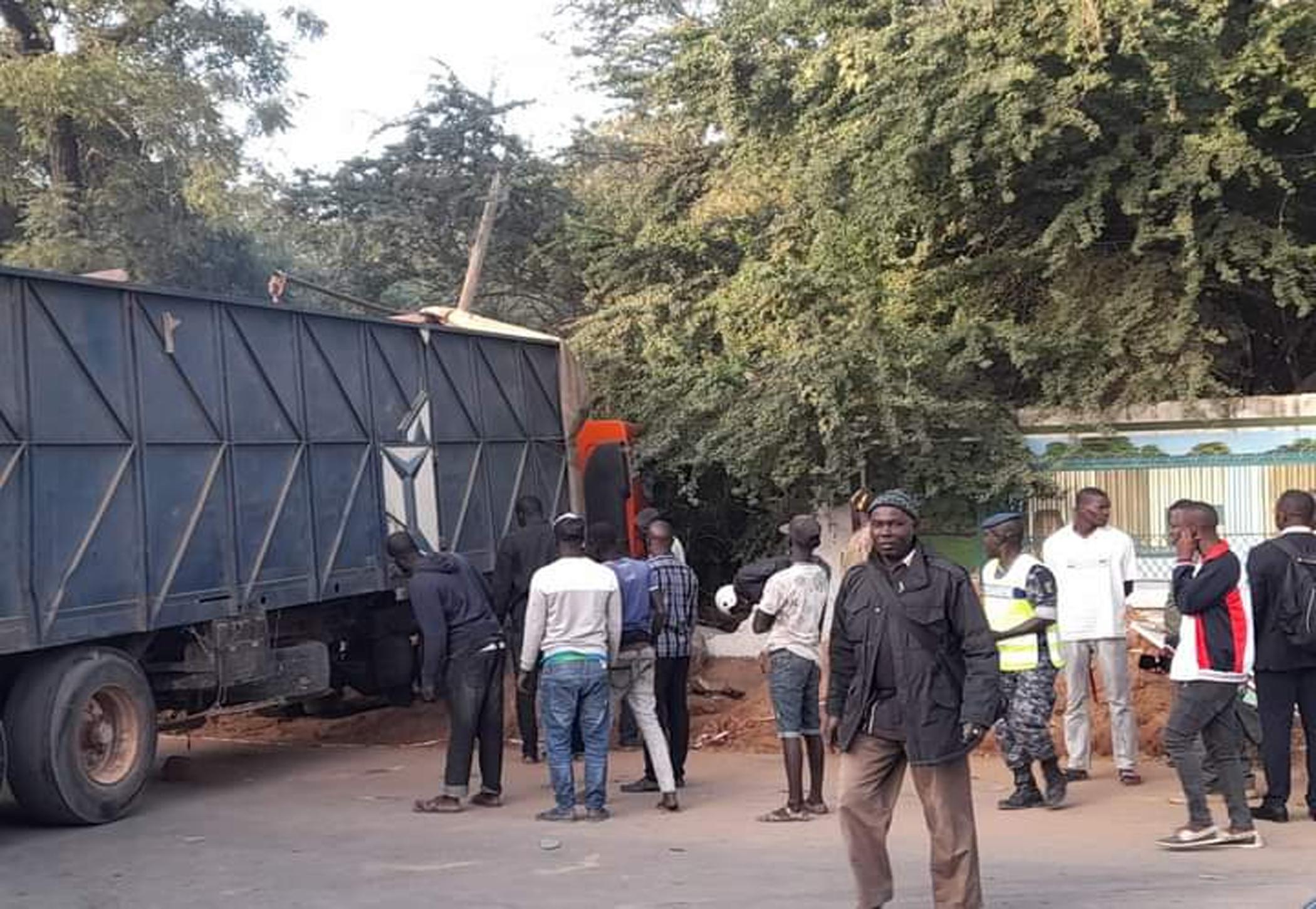 Un camion finit sa course dans le mur du Parc zoologique à Hann