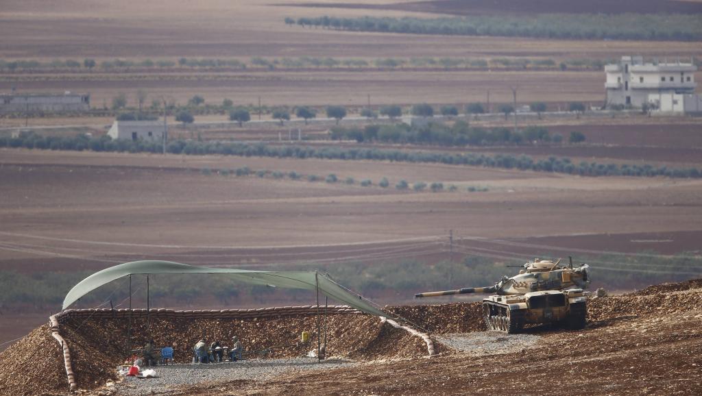 Vue de Kobane depuis le point de passage, vital, de Mürsitpinar, le 15 octobre 2014. REUTERS/Kai Pfaffenbach