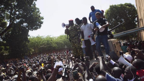 Le lieutenant-colonel Zida harangue la foule, le 31 octobre 2014 à Ouagadougou. REUTERS/Joe Penney