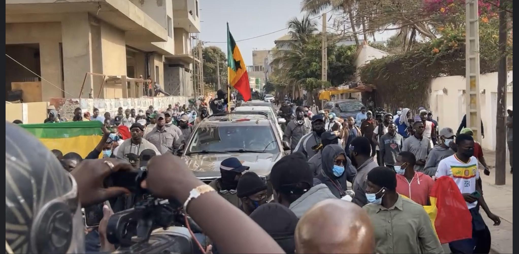 Procès Mame Niang : le convoi d’Ousmane Sonko en route vers le Tribunal